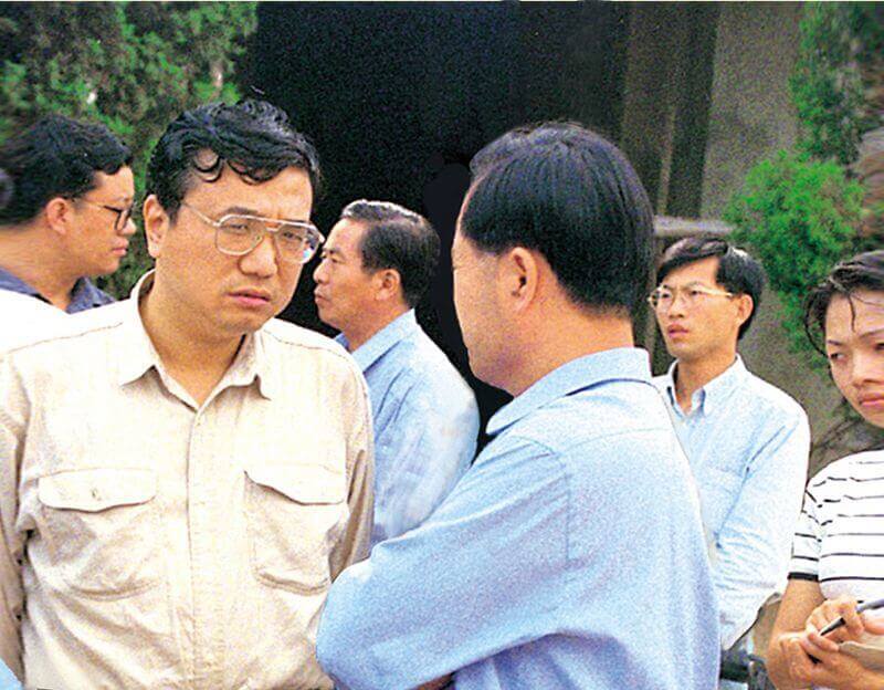 1999年7月8日，，，时任河南省人民敌灾省长李克强（左一）到中原彩天下官网视察。。。