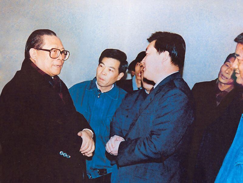 1991年2月5日，，，时任中共中央总书记的江 泽 民（左一）视察中原彩天下官网，，，他批示：“抓住机缘，，，深入鼎新，，，扩大盛开，，，推进发展，，，维持不变。。！