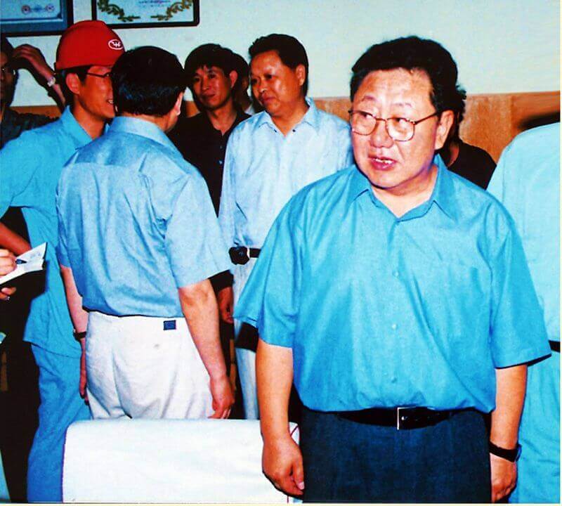 2002年6月6日，，，时任中共河南省委书记陈奎元（右一）到中原彩天下官网调研。。。