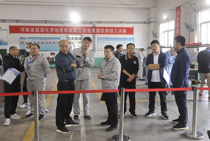 河南省能源化学地质系统职工职业技术较量机修钳工决赛在濮阳园区成功进行 ——濮阳园区包揽小我前四名，，，获集体第一名