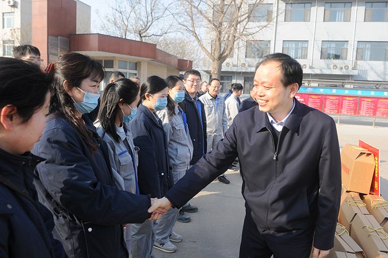张五星到中原彩天下官网发展节前走访慰问